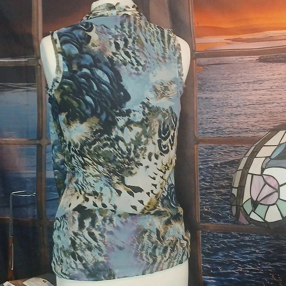 5/$25 Simply very Wang criss cross blue hues animal print sleeveless blouse - Picture 6 of 8